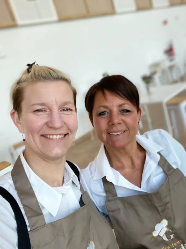 1-Christelle-et-sandra-serveuses.jpg